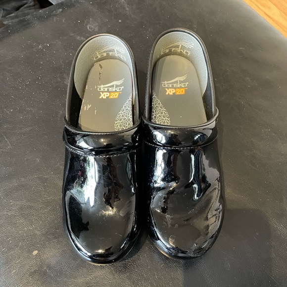 Glossy Leather shiny XP 20 clogs mules slip on work shoes nurse favorite - Picture 2 of 11